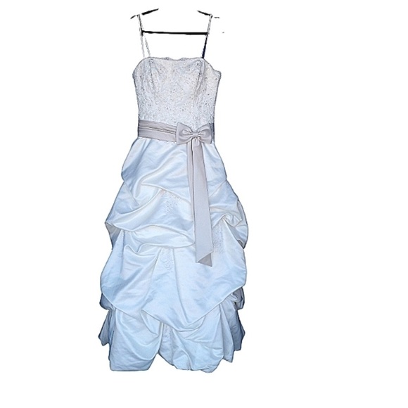 size 12. Stunning and elegant. A fit that perfects that hourglass shape! - Picture 6 of 11